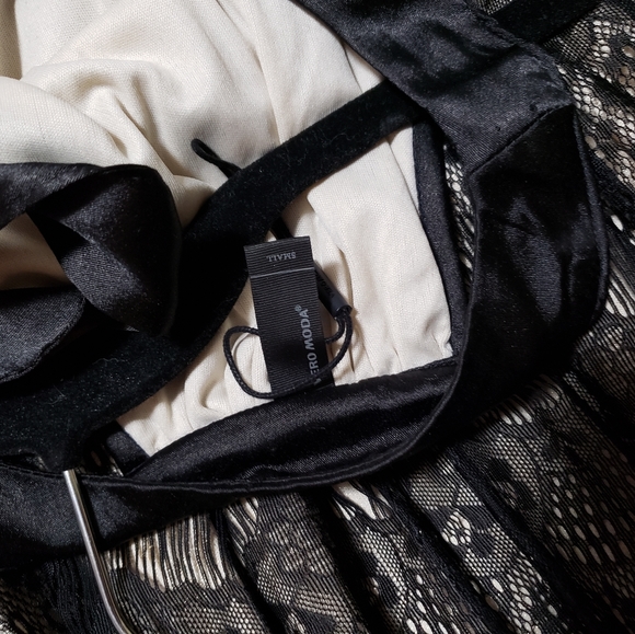 multiple dresses - Picture 11 of 11